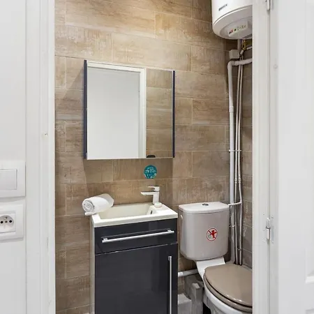 Bright & Modern Studio In דירה *