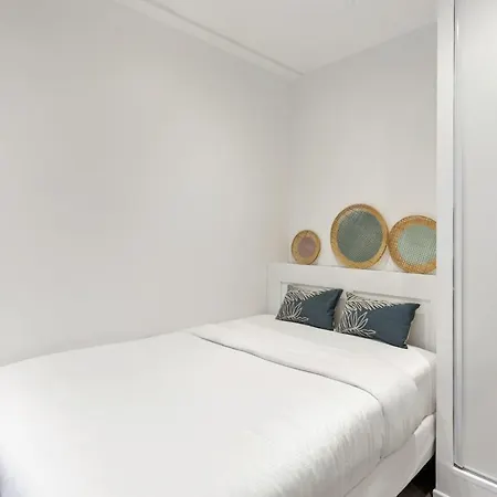 Bright & Modern Studio In דירה